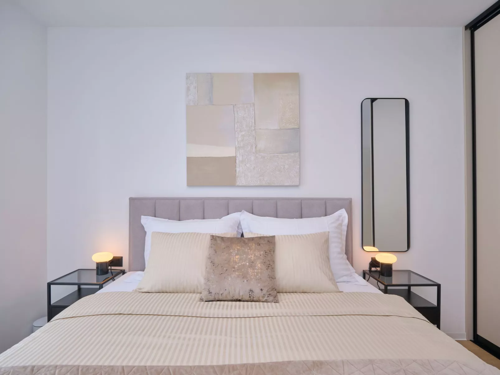 "Splitful Apartment" - Dedans