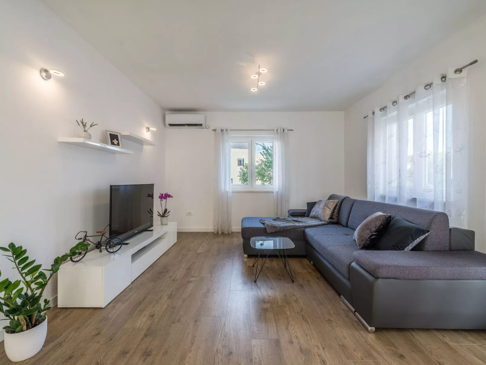 "Bajlo" direkt am Strand-Drinnen