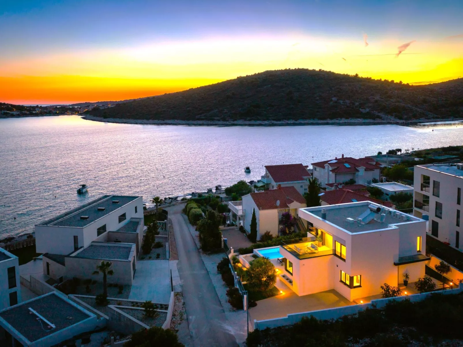 Luxuriöse Villa Dolce Vita direkt am Meer mit privatem Pool und Parkplatz-Draußen