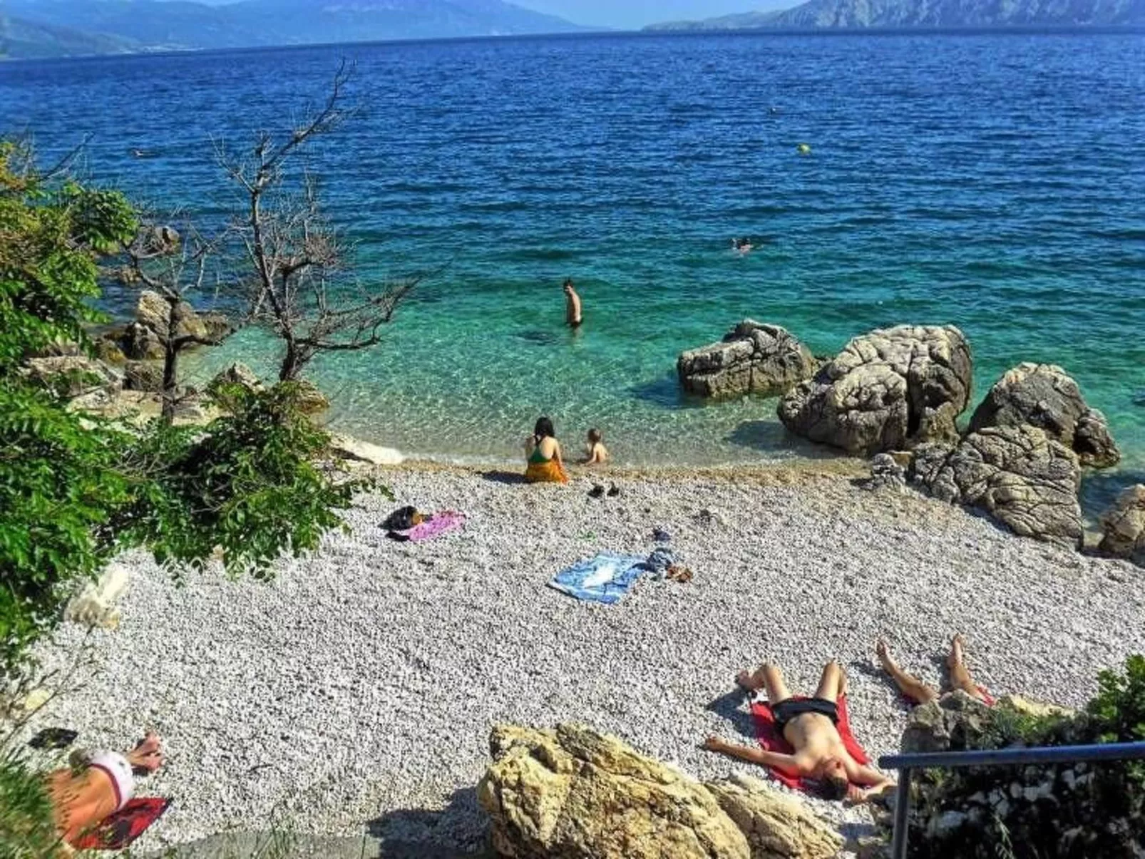 "Ana" mit Blick auf das Wasser-Draußen