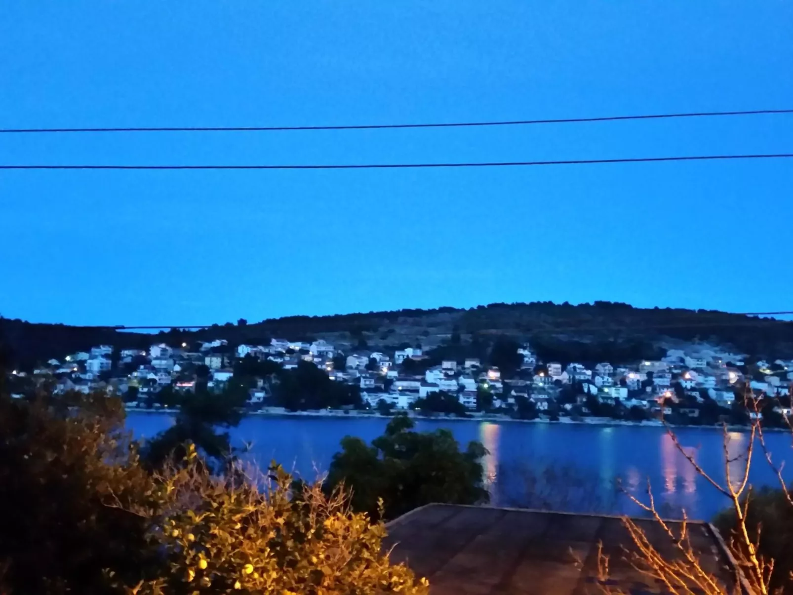 "Mladen" mit Blick auf das Wasser-Outside