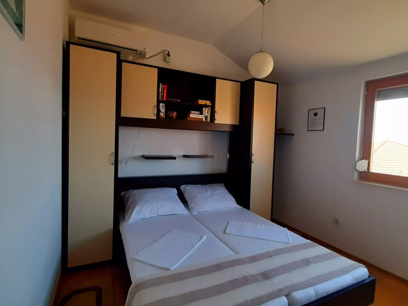 Mit Blick auf das Wasser-Inside