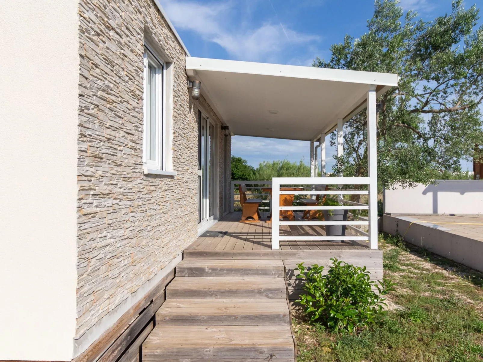 Mobilheim mit Privatparkplatz-Draußen