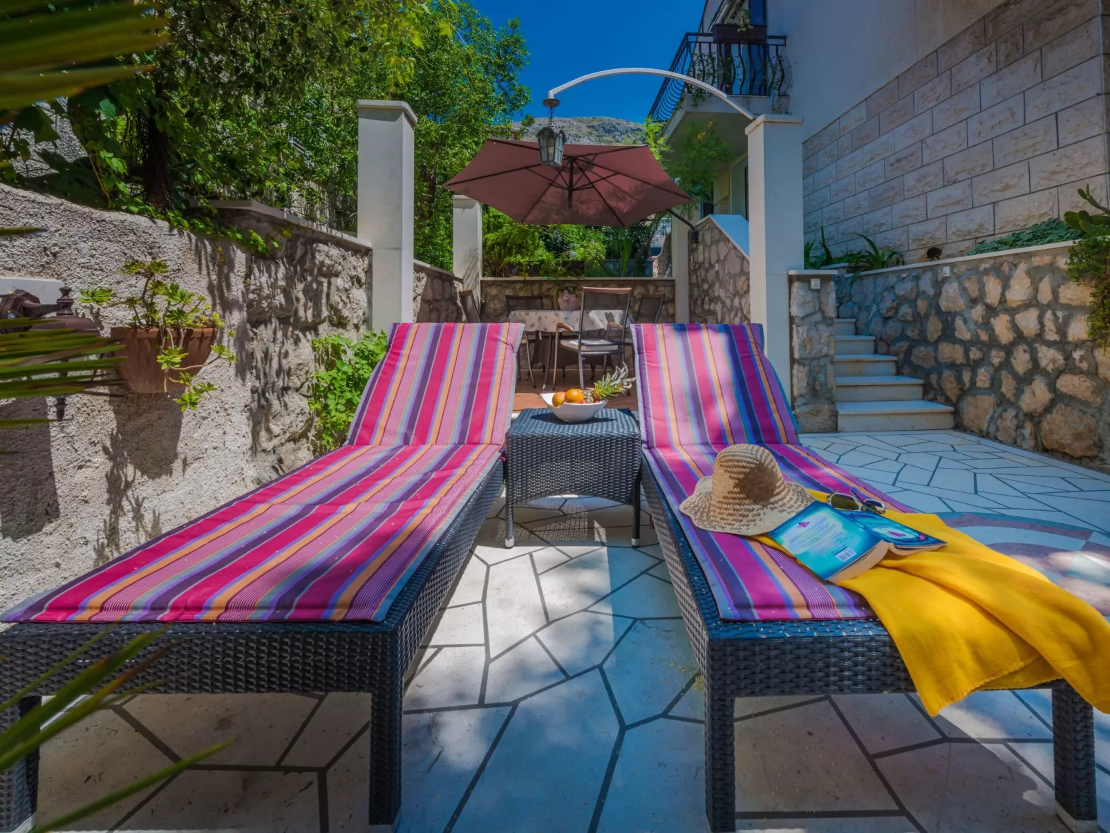 Ivona mit Terrasse und Außendusche-Dehors