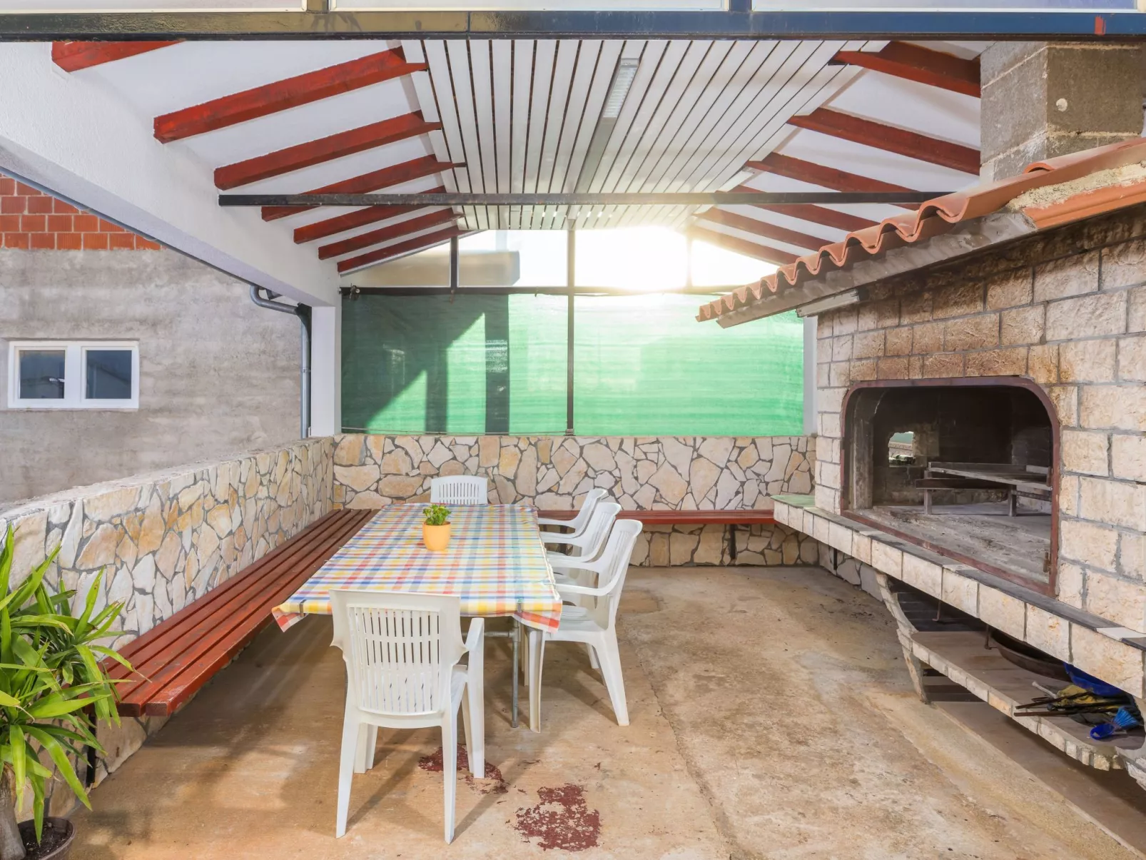 Anemona, Dorf Valbandon-Dedans