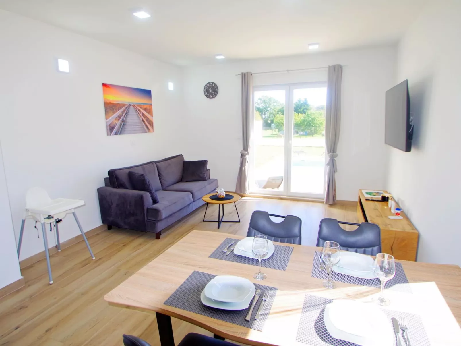 Ferienhaus, privater Pool, Dorf Šišan-Inside