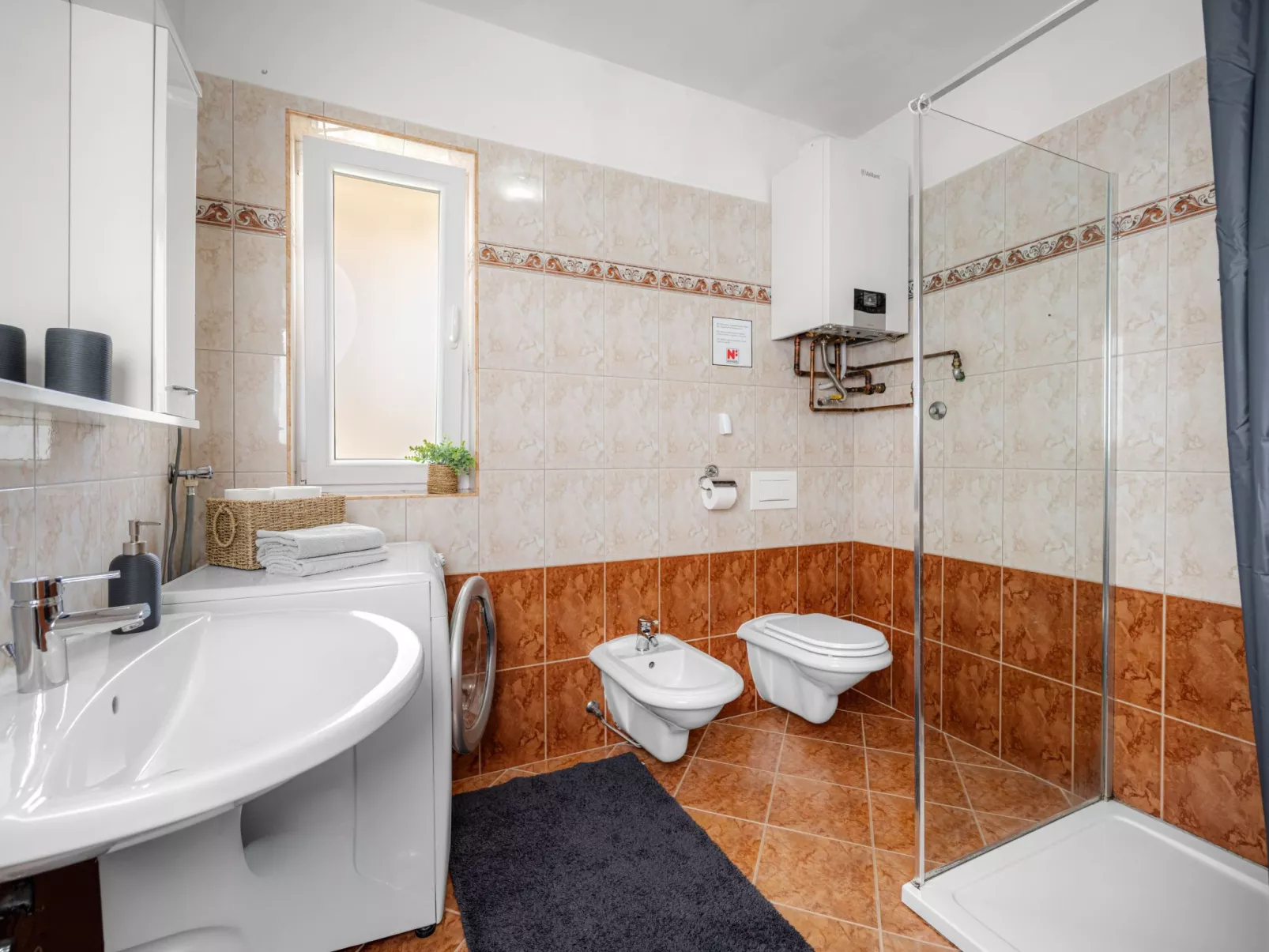 Mit Blick auf das Wasser-Drinnen