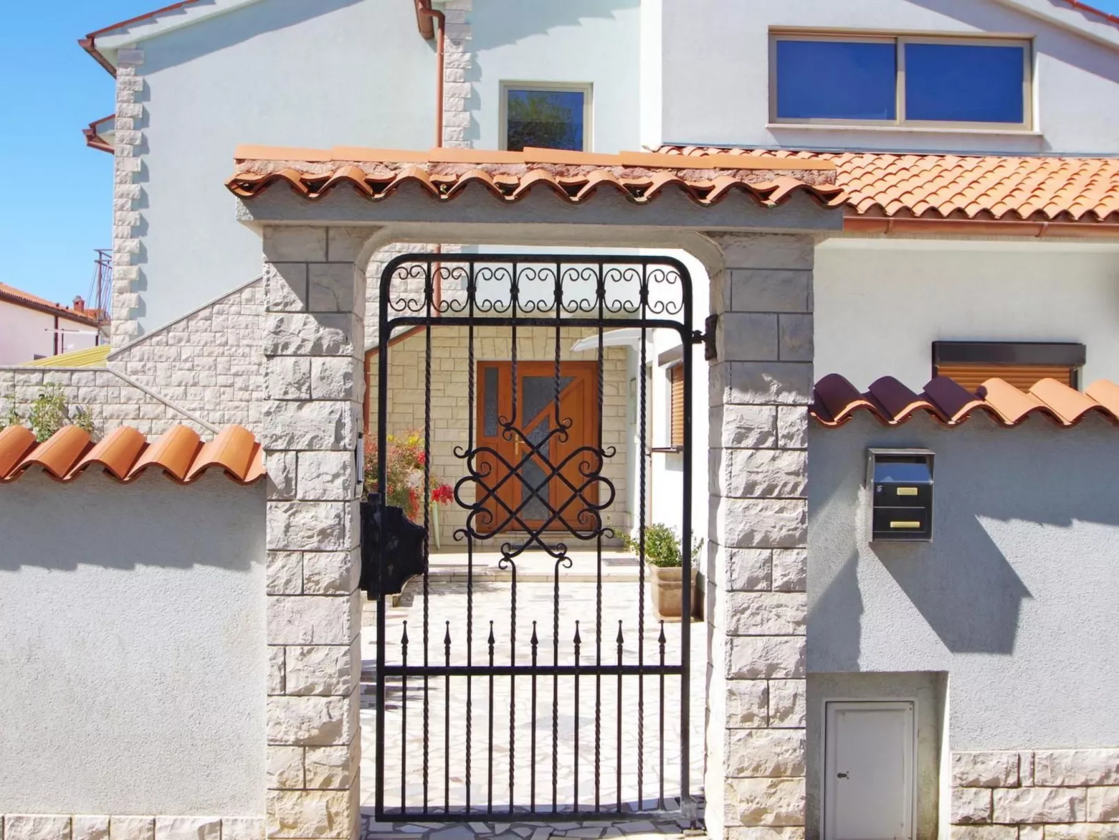 Geräumige Wohnung mit schöner Terrasse und Garten-Outside