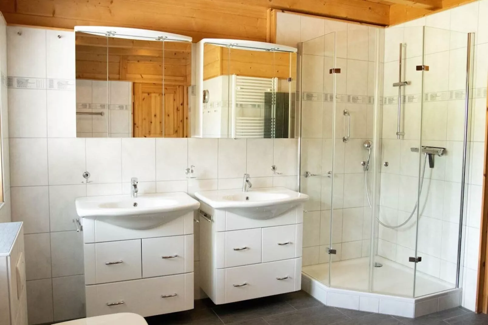 Luxus Blockhaus B-Badezimmer