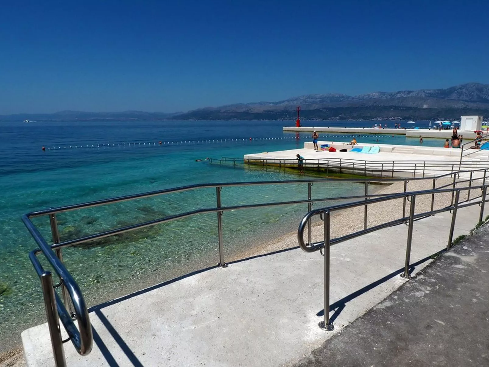 Strandnahe Ferienwohnung mit großer Terrasse-Draußen