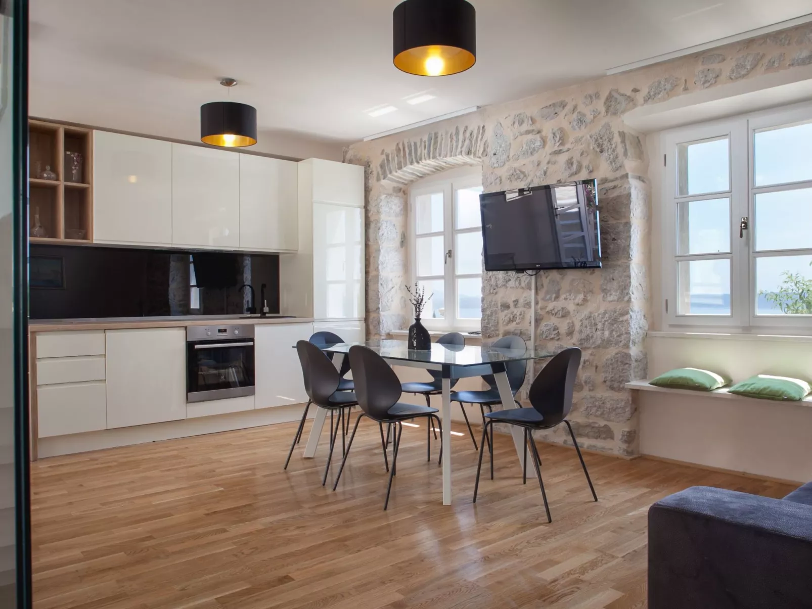 Wunderschöne Steinvilla mit tollem Ausblick-Image-tags.info