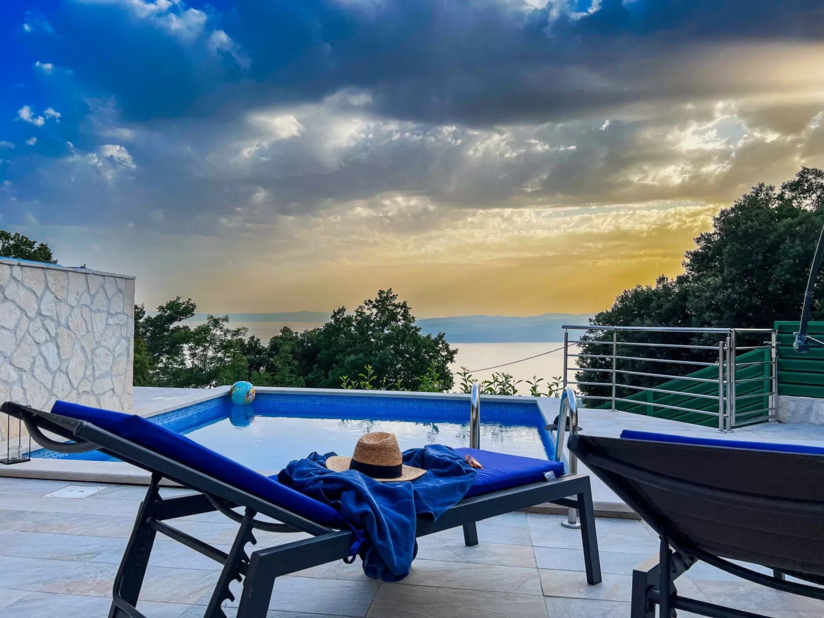 Günstiges Ferienhaus mit Pool und Meerblick-Dehors