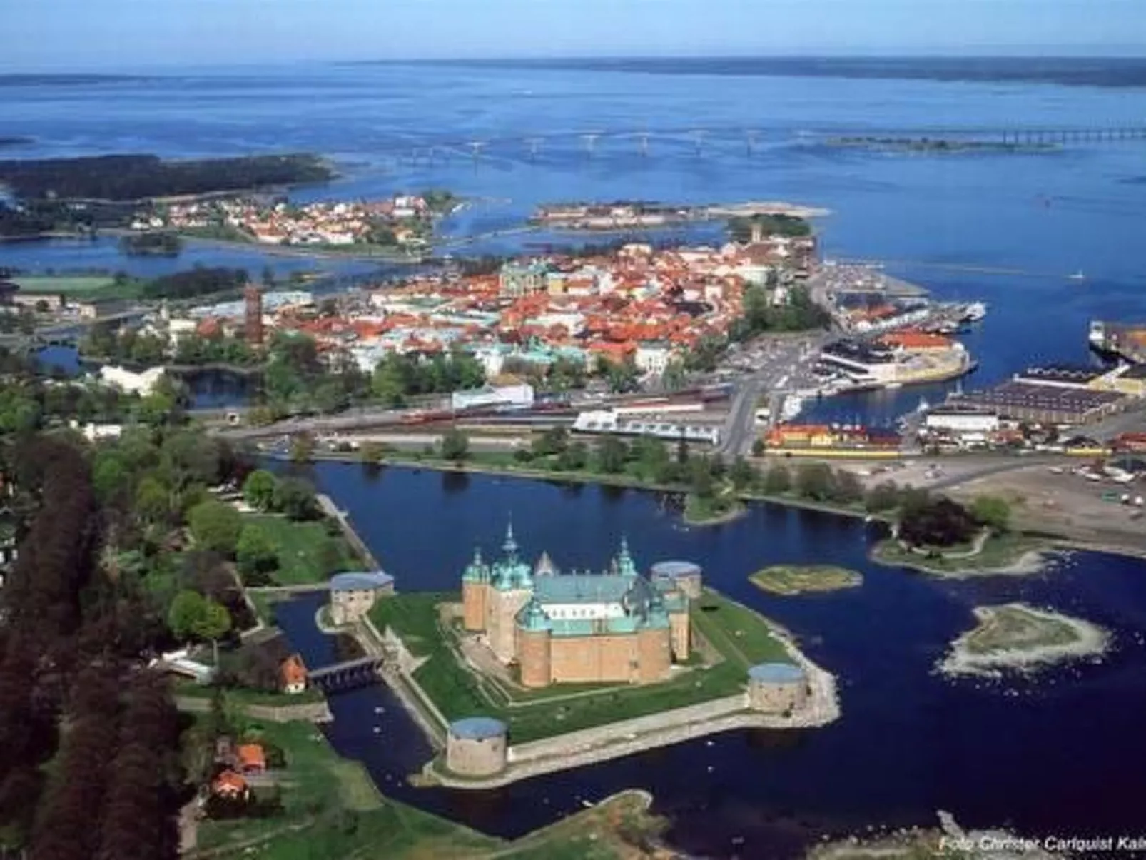 Holzhaus mit Terrasse, direkt an einer Bucht-Dehors