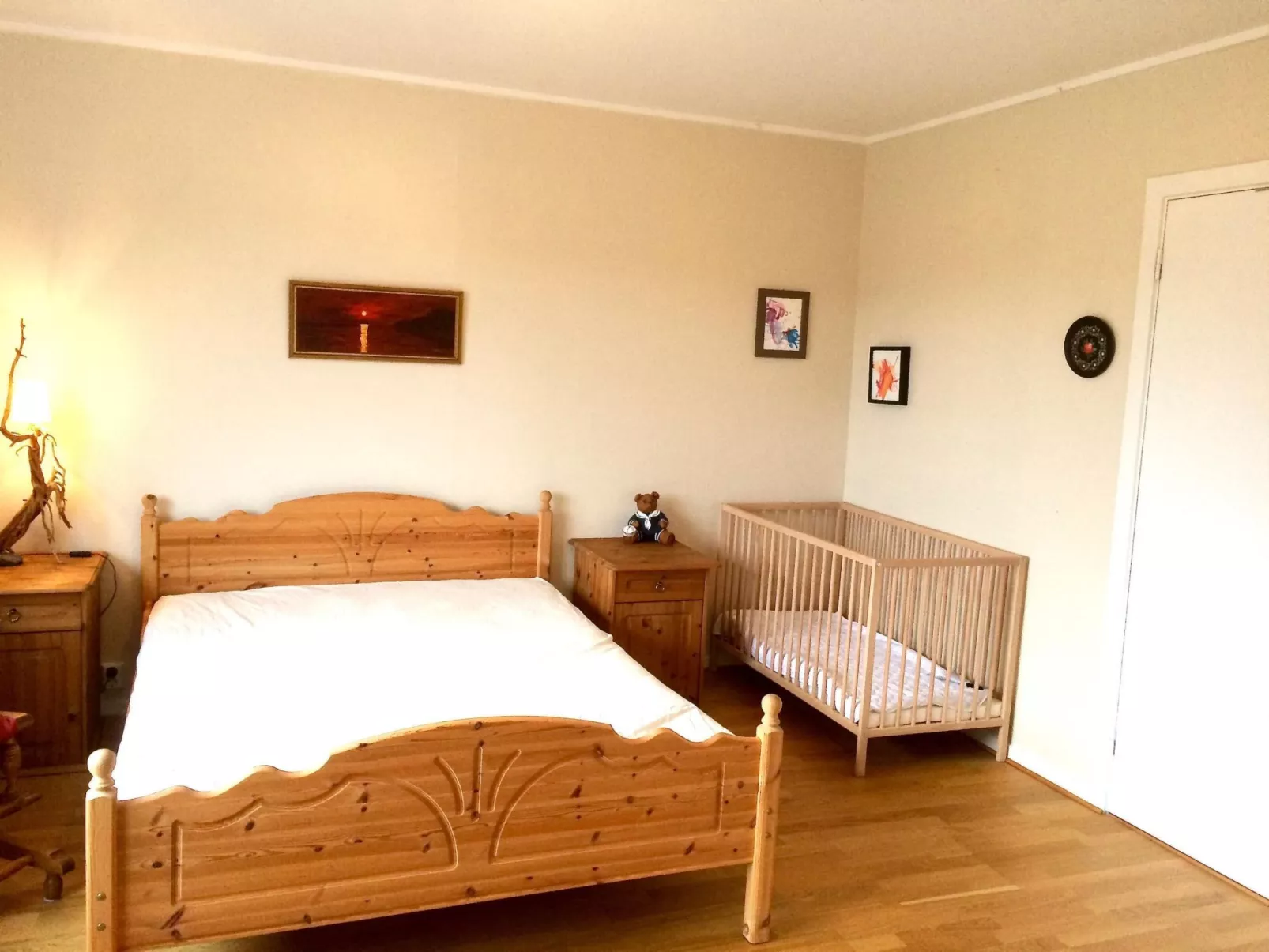 Mit Blick auf das Wasser-Dedans