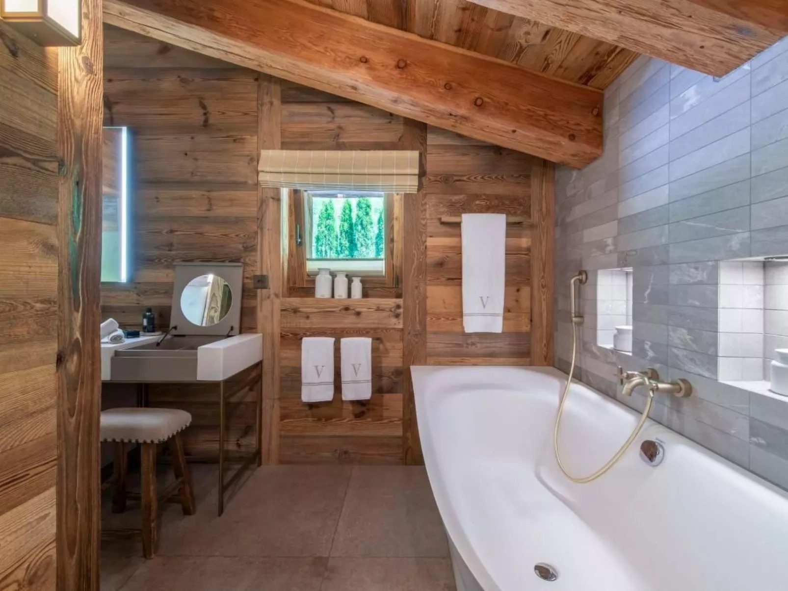 Chalet V mit Lift und Pool-Inside