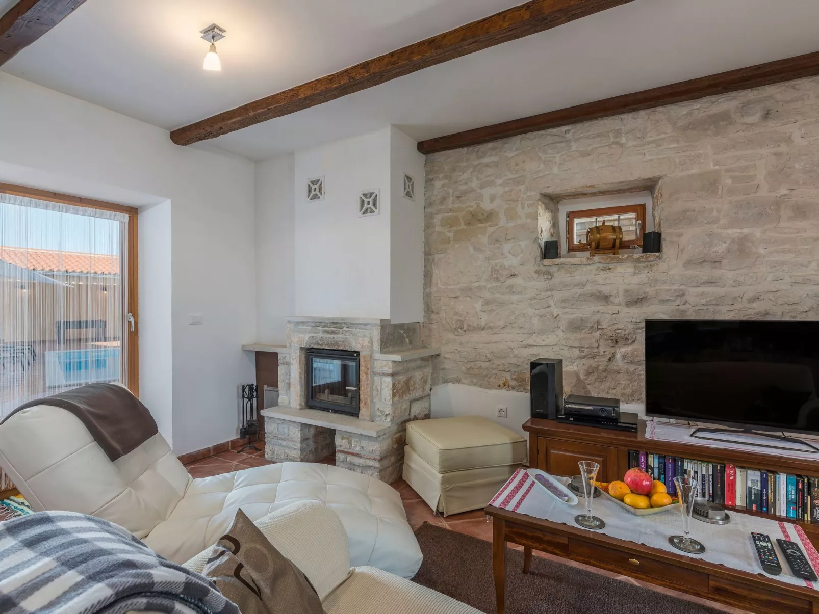 Gemütliches Ferienhaus in Peresiji mit Grill und Terrasse-Dedans