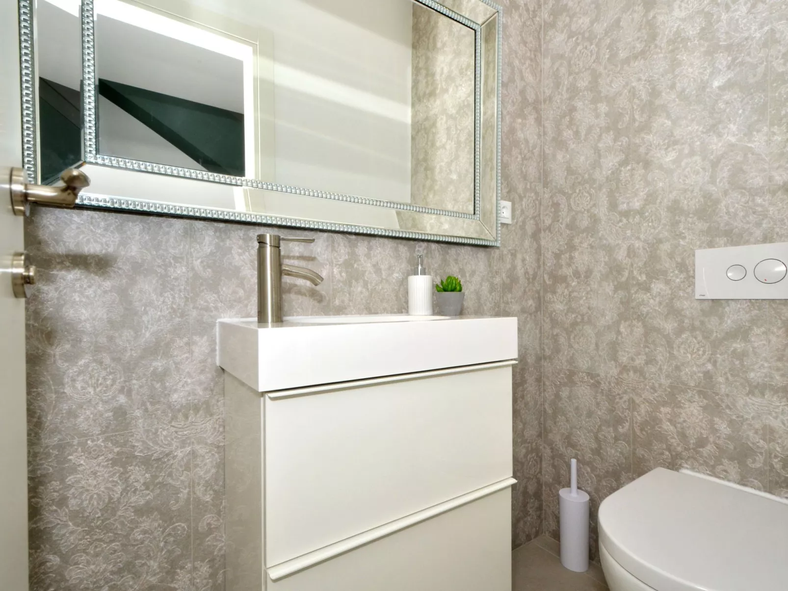 Haus in Dvornica mit privatem Parkplatz-Dedans