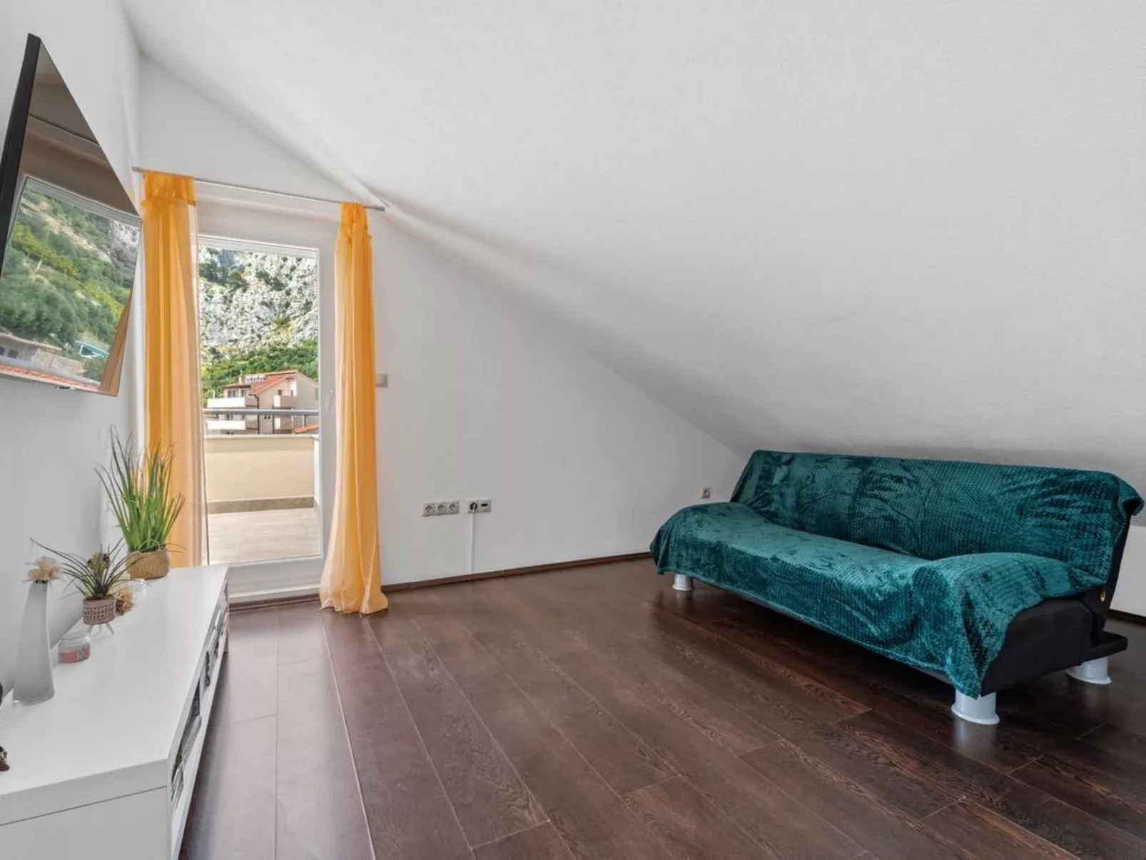 Ferienappartement mit zwei Meerblick-Balkonen-Drinnen