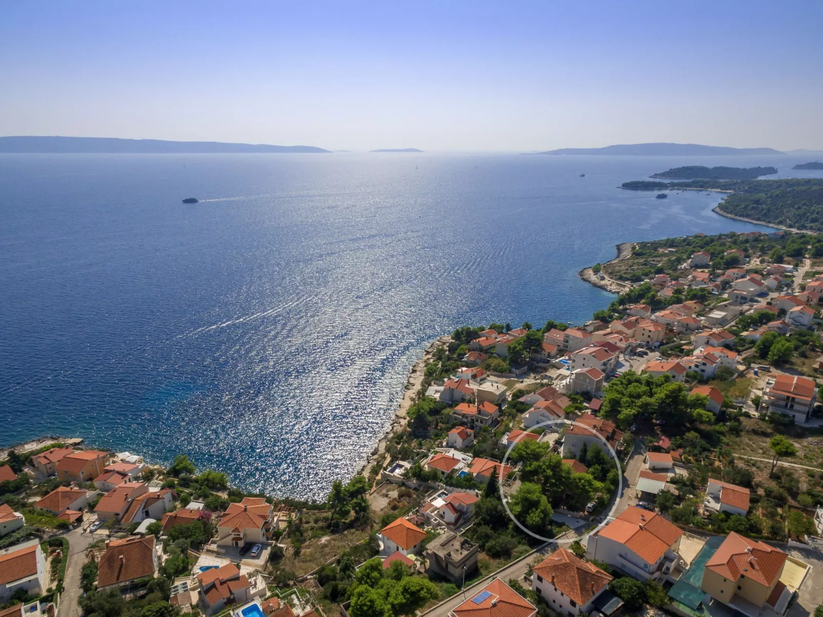 "Barbara" mit Blick auf das Wasser - Draußen
