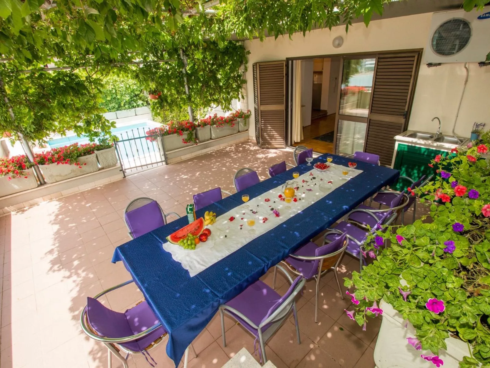 Geräumiges Ferienhaus in Omiš mit Privatem Pool-Dehors