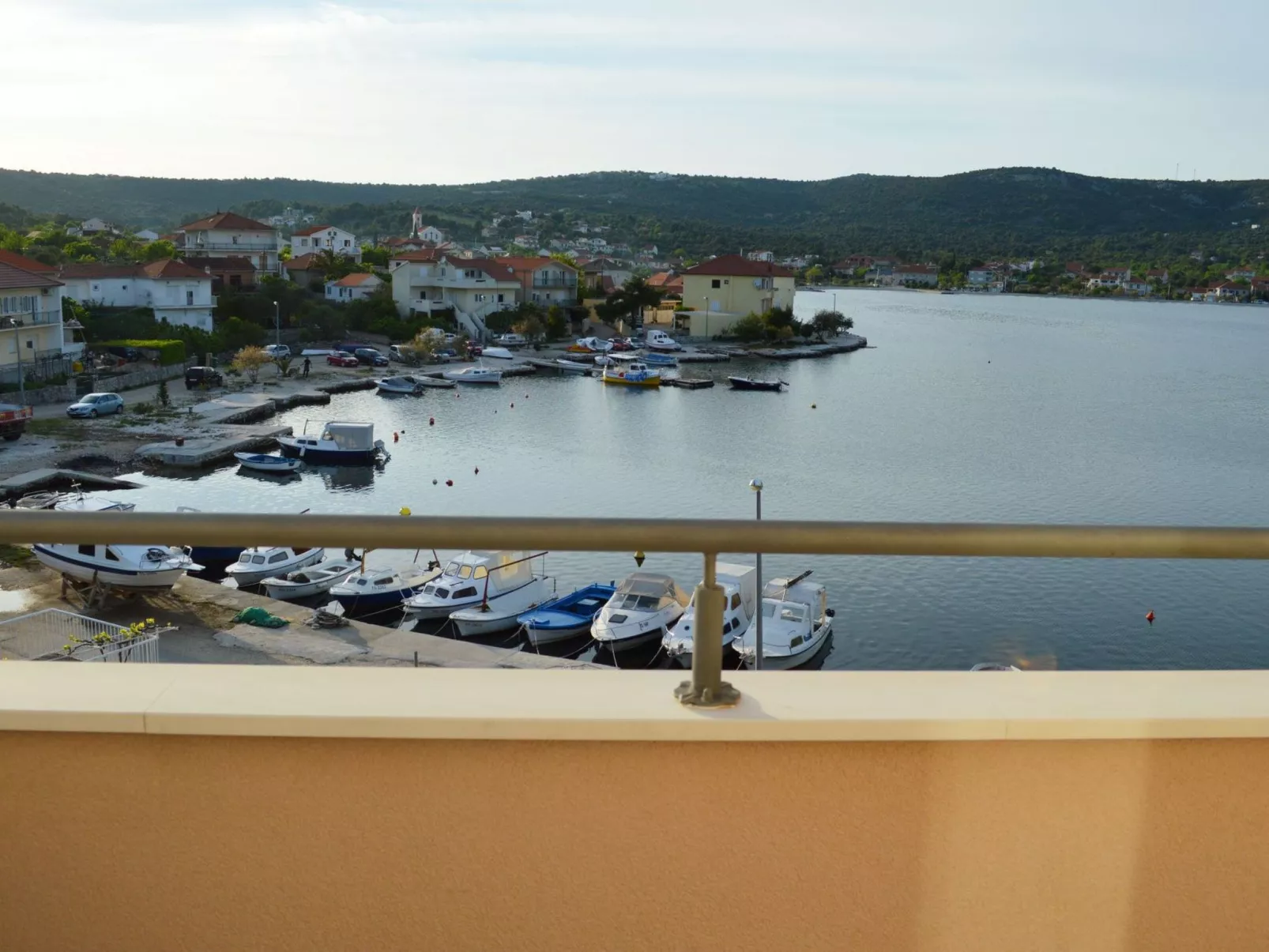 Mit zwei Balkonen-Dehors