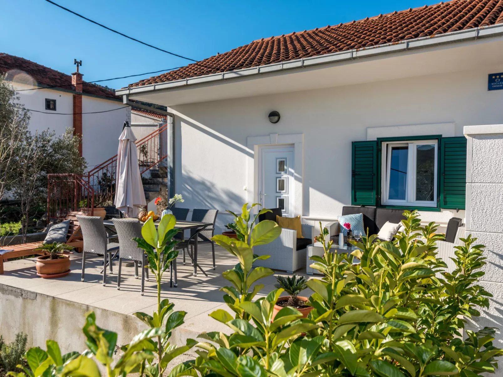 Modernes Ferienhaus mit Terrasse und Meerblick-Draußen