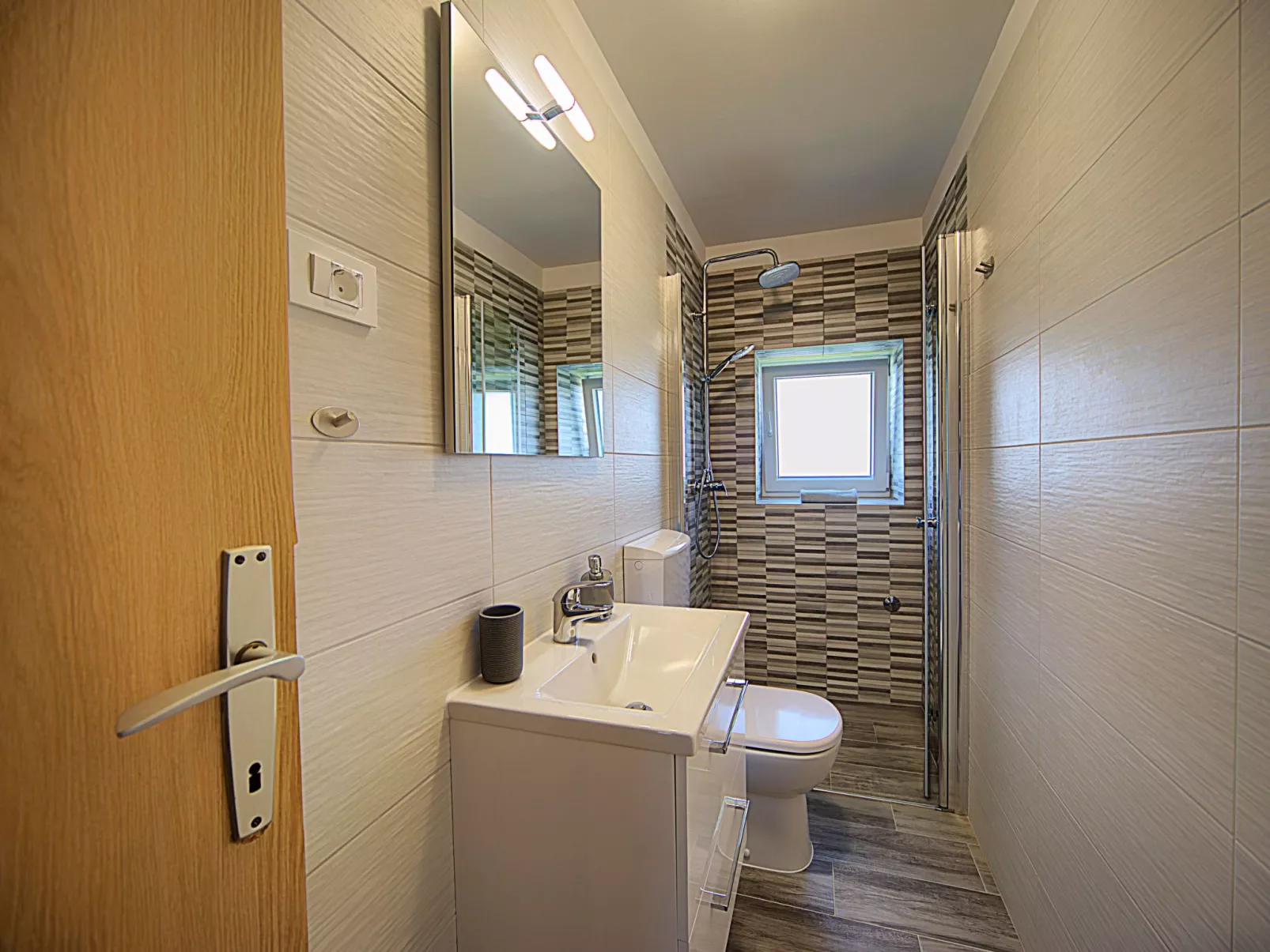 Villa mit Garten, Grill und Terrasse-Dedans