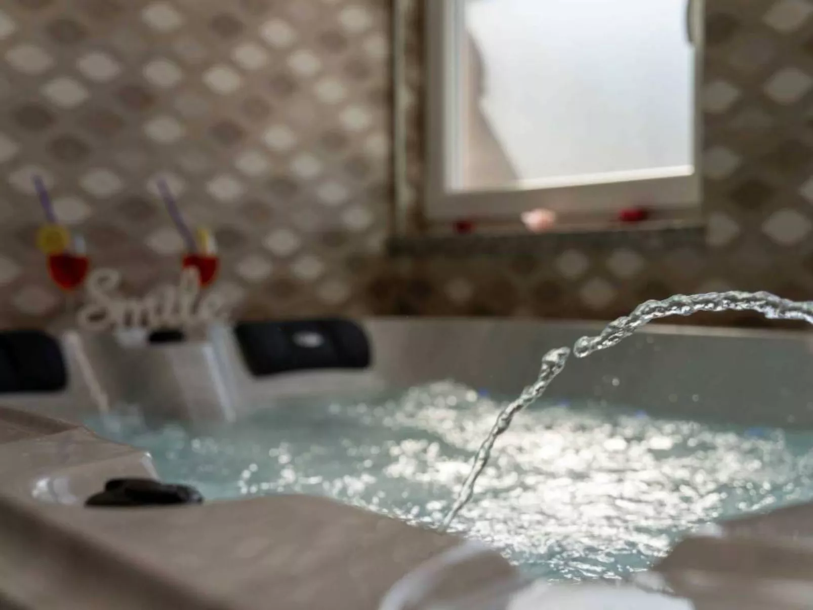 Mit Whirlpool und Sauna, in Kastelir-Dedans