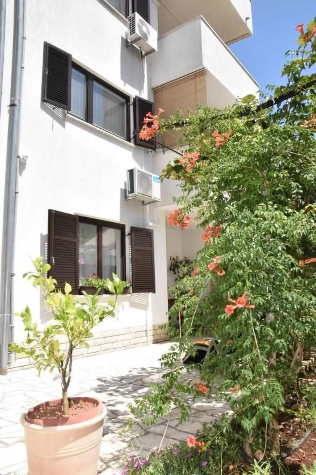 Wohnung mit Garten in der Nähe des Zentrums-Draußen