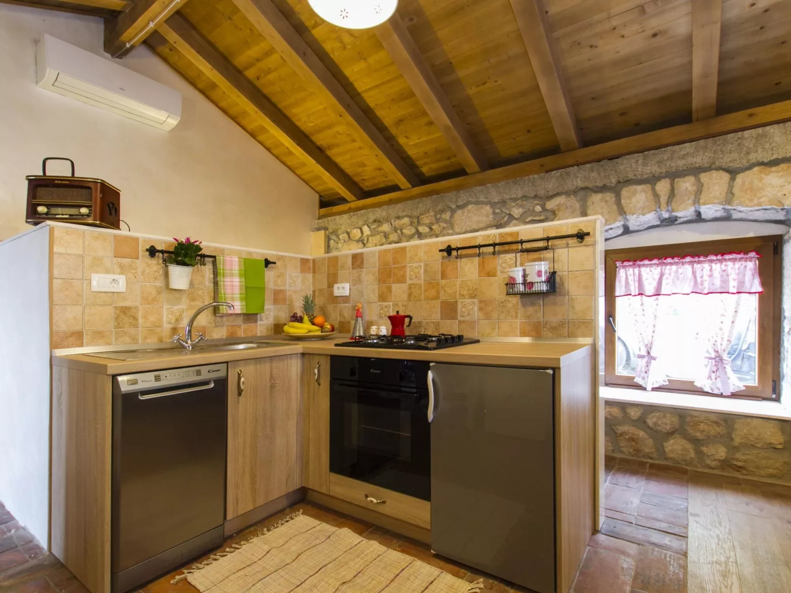 Geräumiges Ferienhaus in Brseč mit Privatem Pool-Drinnen