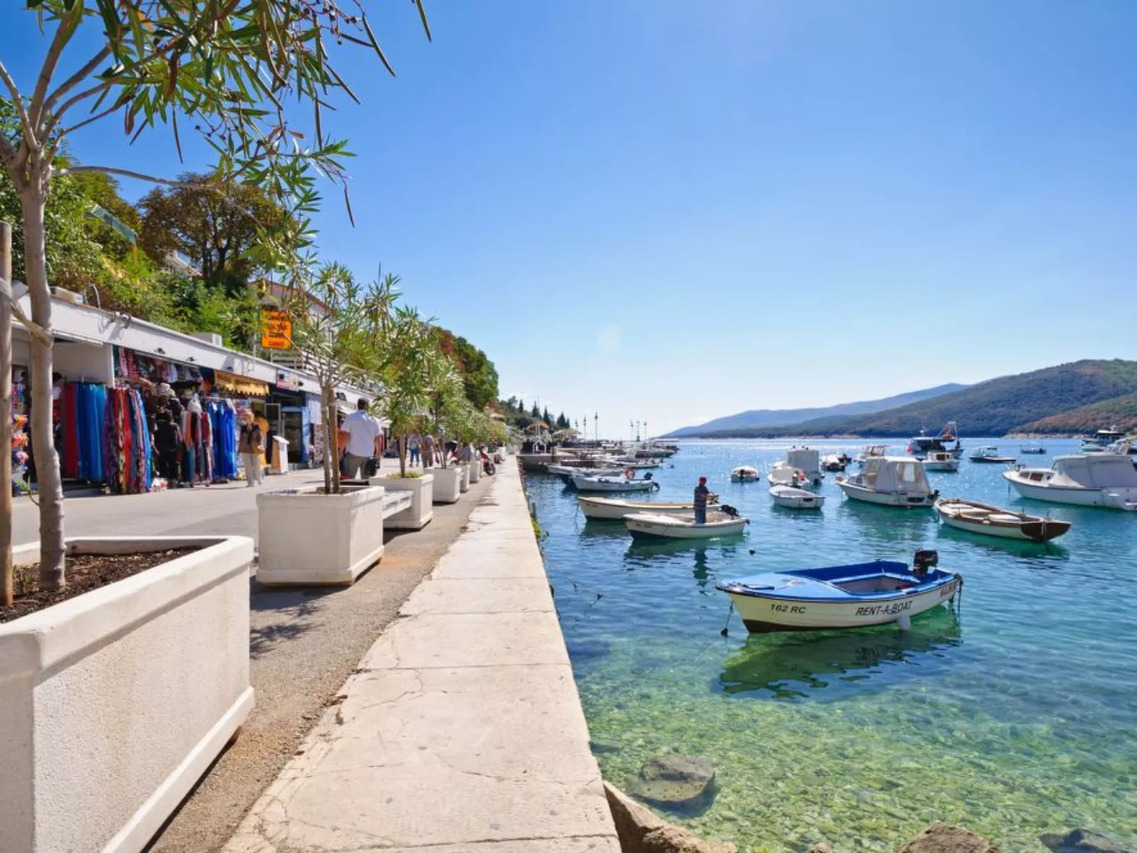 Mit Blick auf das Wasser-Draußen