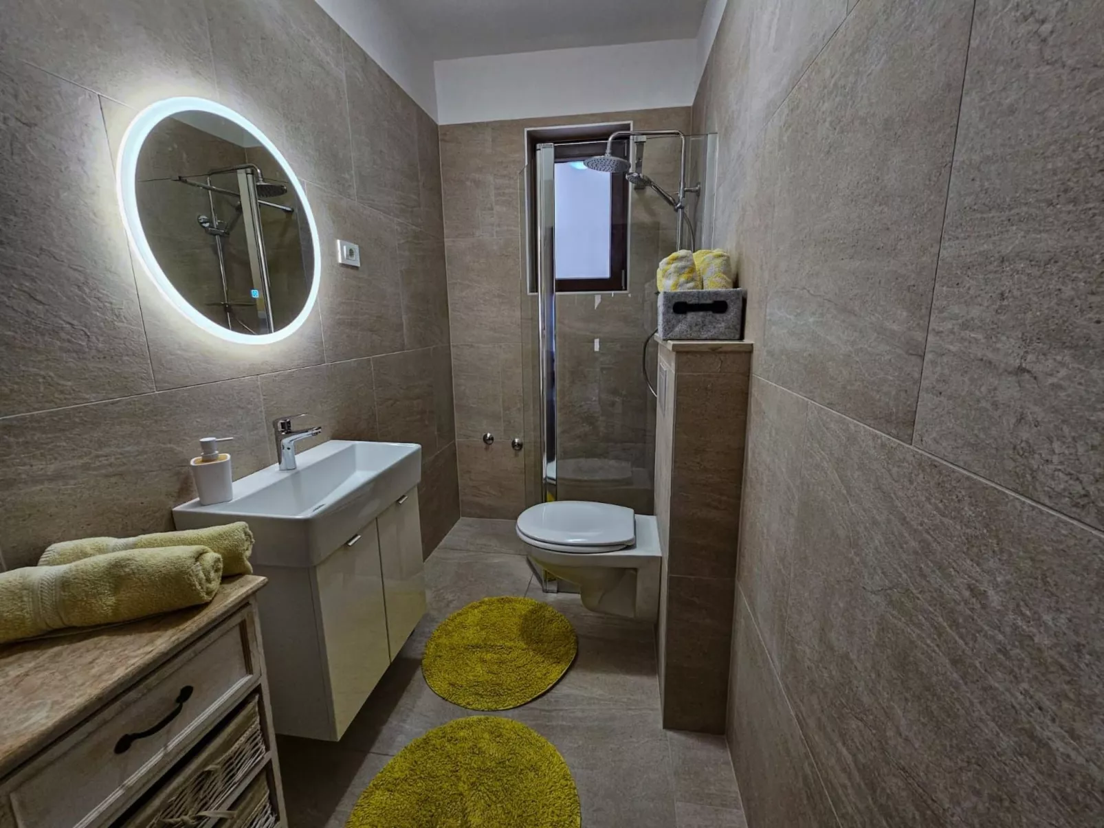 Sehr geräumige Villa mit Pool-Dedans