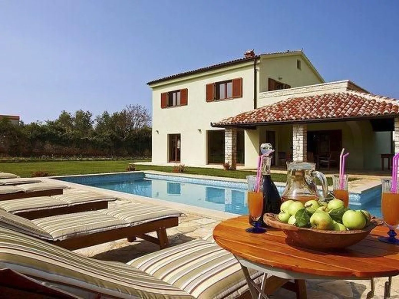 Luxuriöse Villa mit riesigem Olivenbaum-Garten, Sonnenterrasse, großem Pool und-Drinnen