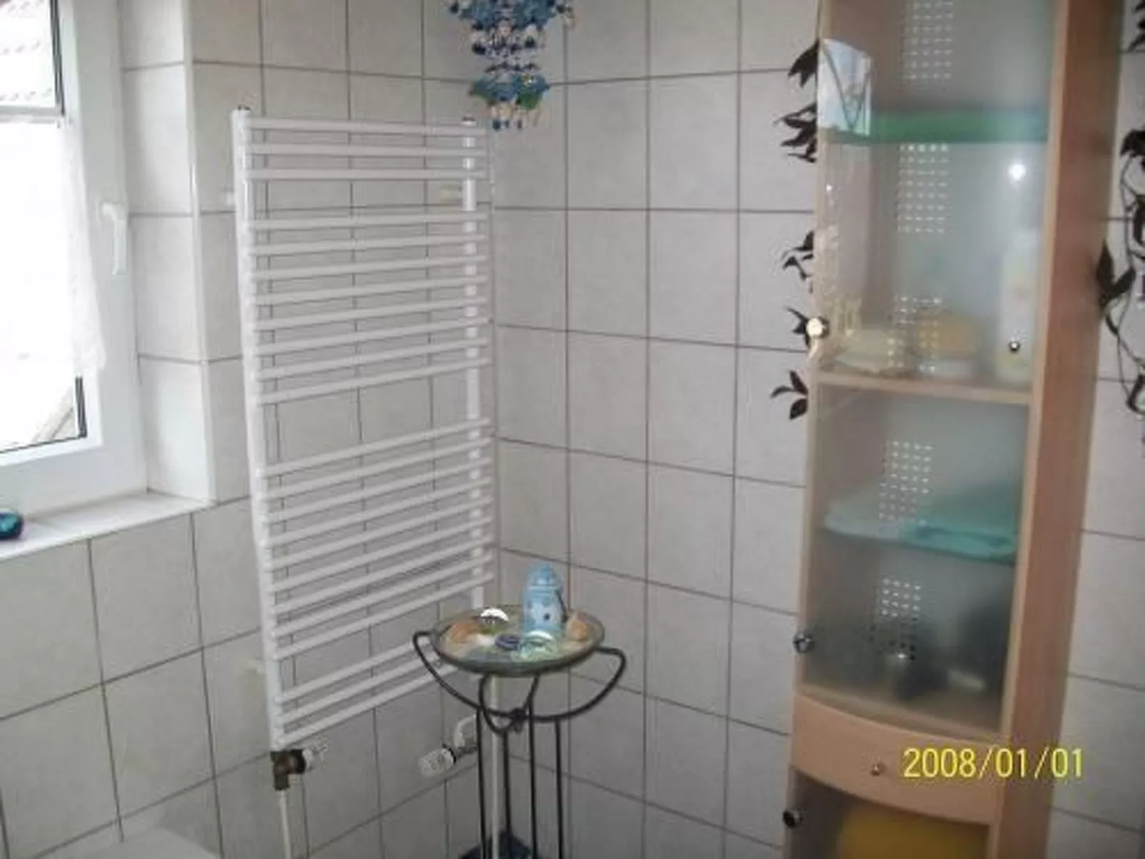 Mit umfriedetem Garten und Terrassen-Drinnen