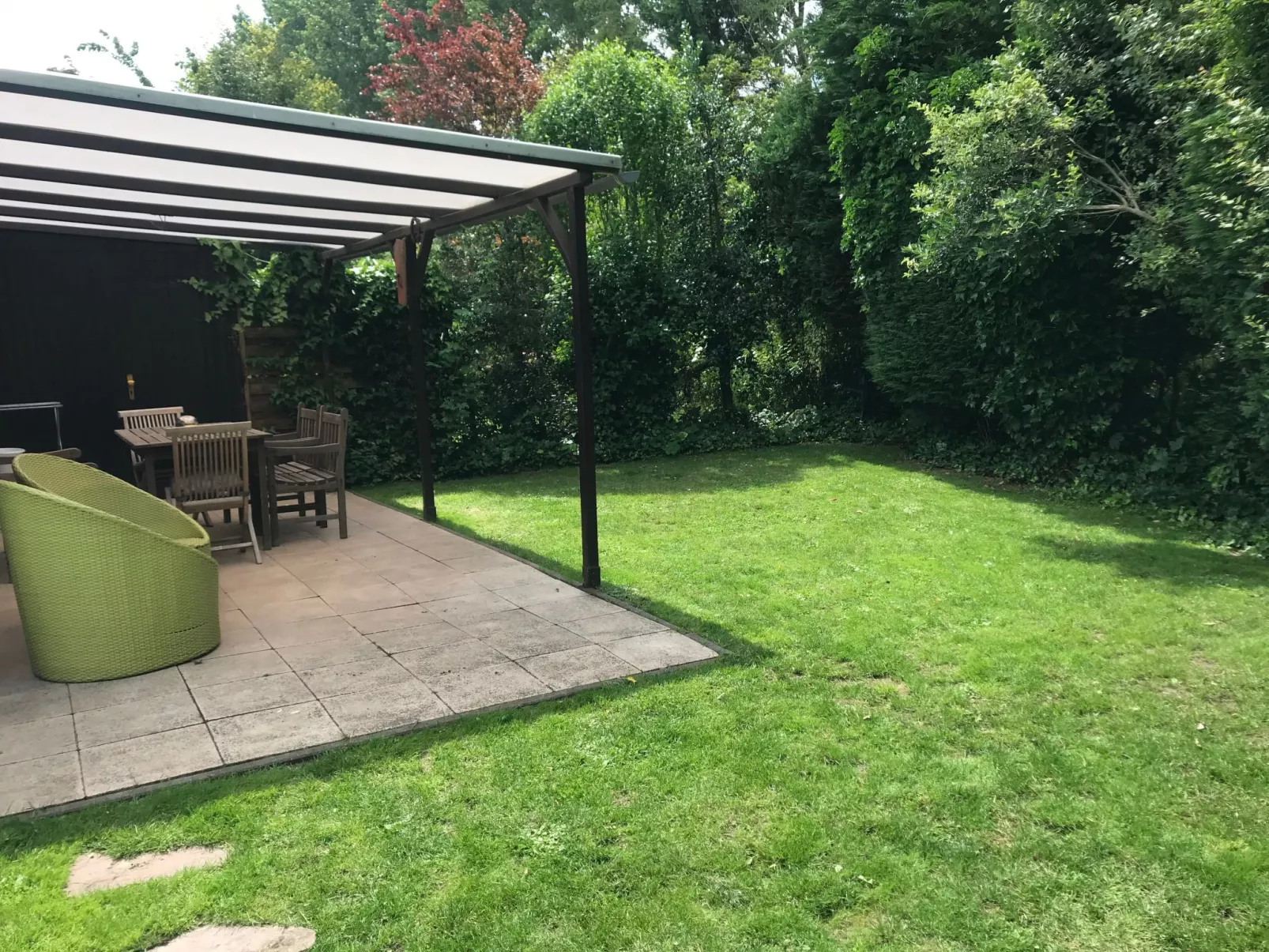 Gemütliches Vier-Personen-Bungalow mit Überdachung-Dehors