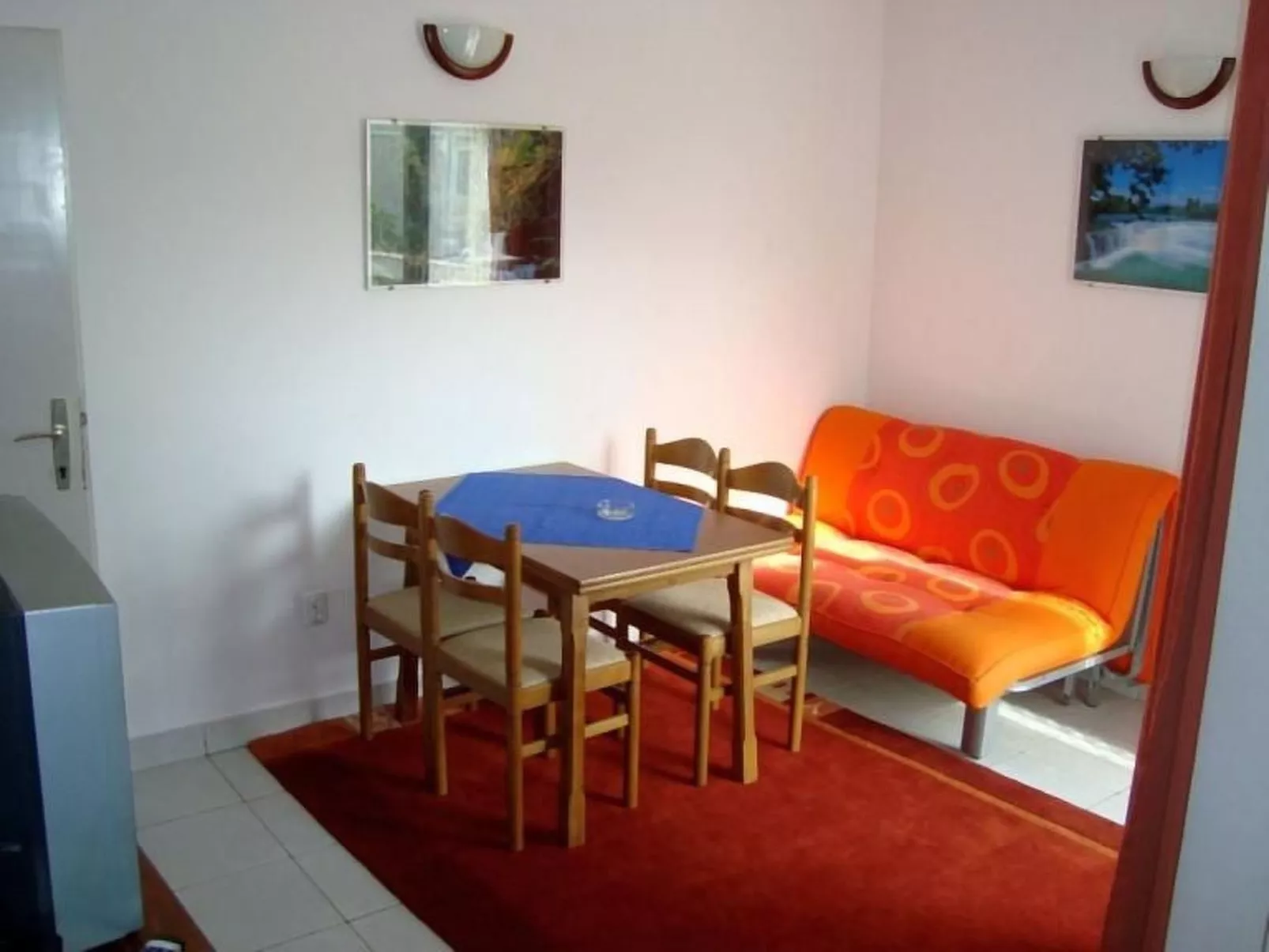 Wohnung Nr. 1 mit 2 Schlafzimmern und 2 Balkonen im 1. Obergeschoss-Dedans