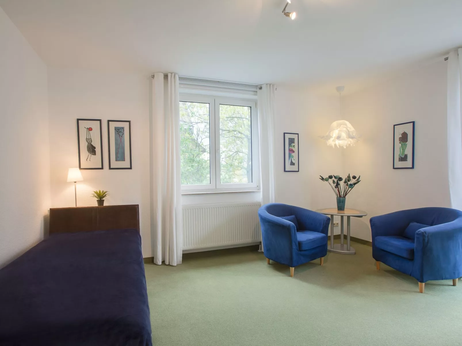  in Stadtrandlage mit guter Anbindung, sowie eigener Terrasse und Garten-Inside