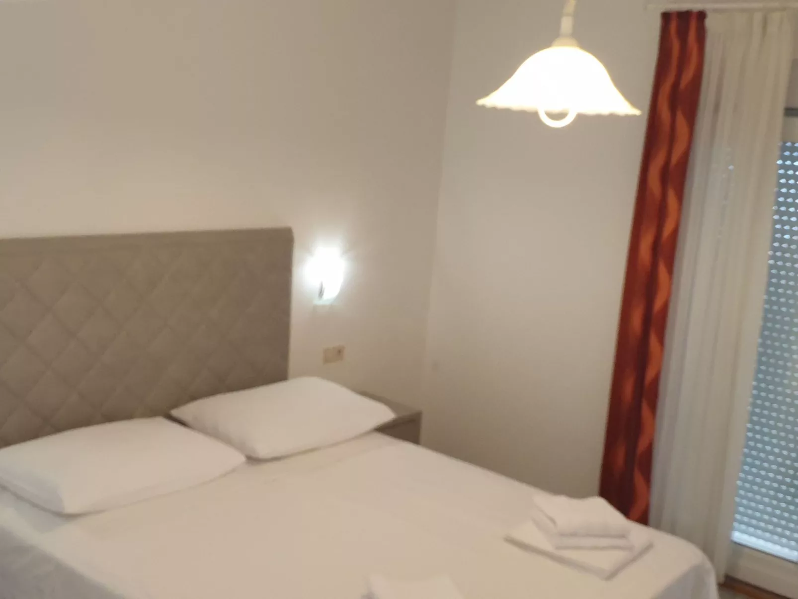 Für sechs Personen, mit einem Balkon-Drinnen