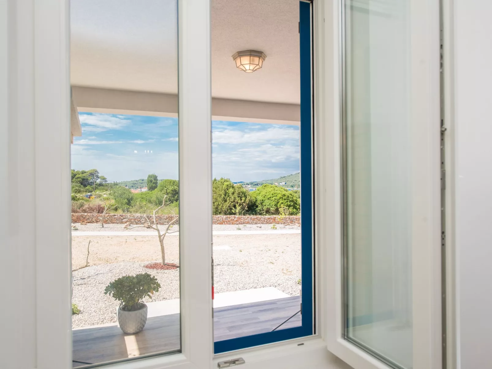 "Ivana" mit Blick auf das Wasser-Draußen