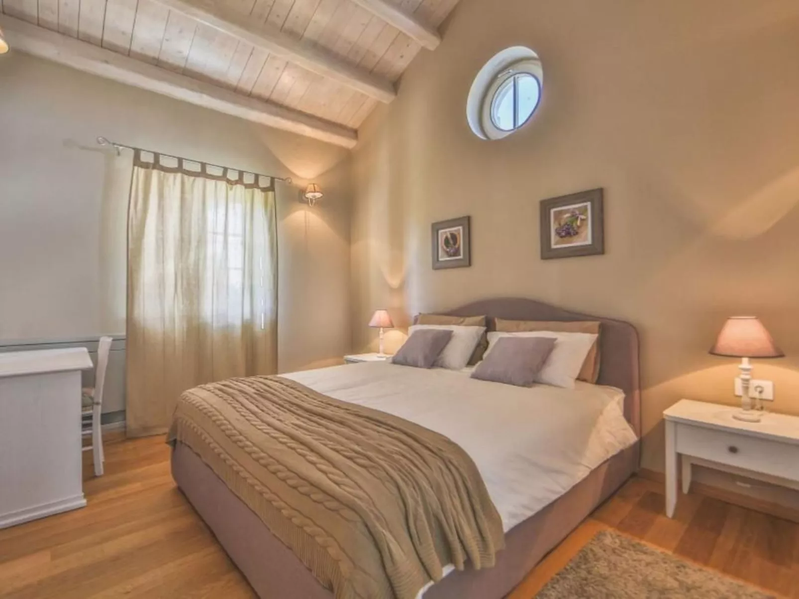 Mit Whirlpool und Sauna-Drinnen