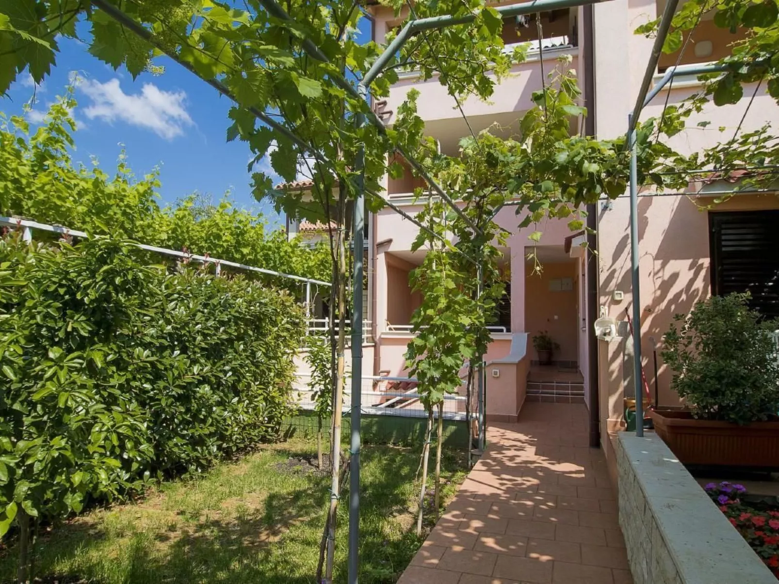 Studio-Apartment in Stinjan, 600 m vom Strand entfernt-Draußen