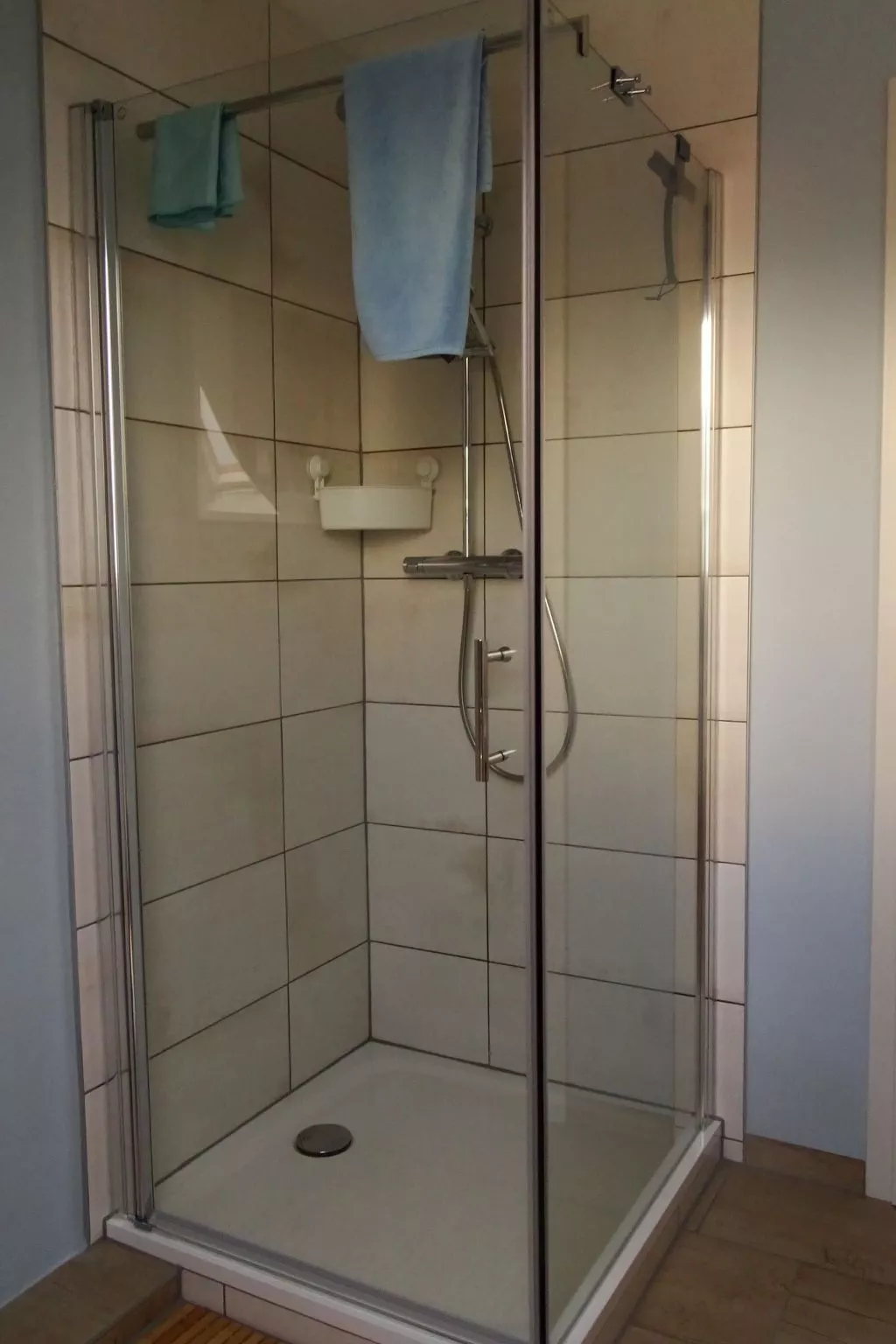 Gemütliches Dachgeschoss-Apartement mit Seeblick und großem Garten am Wasser-Dedans