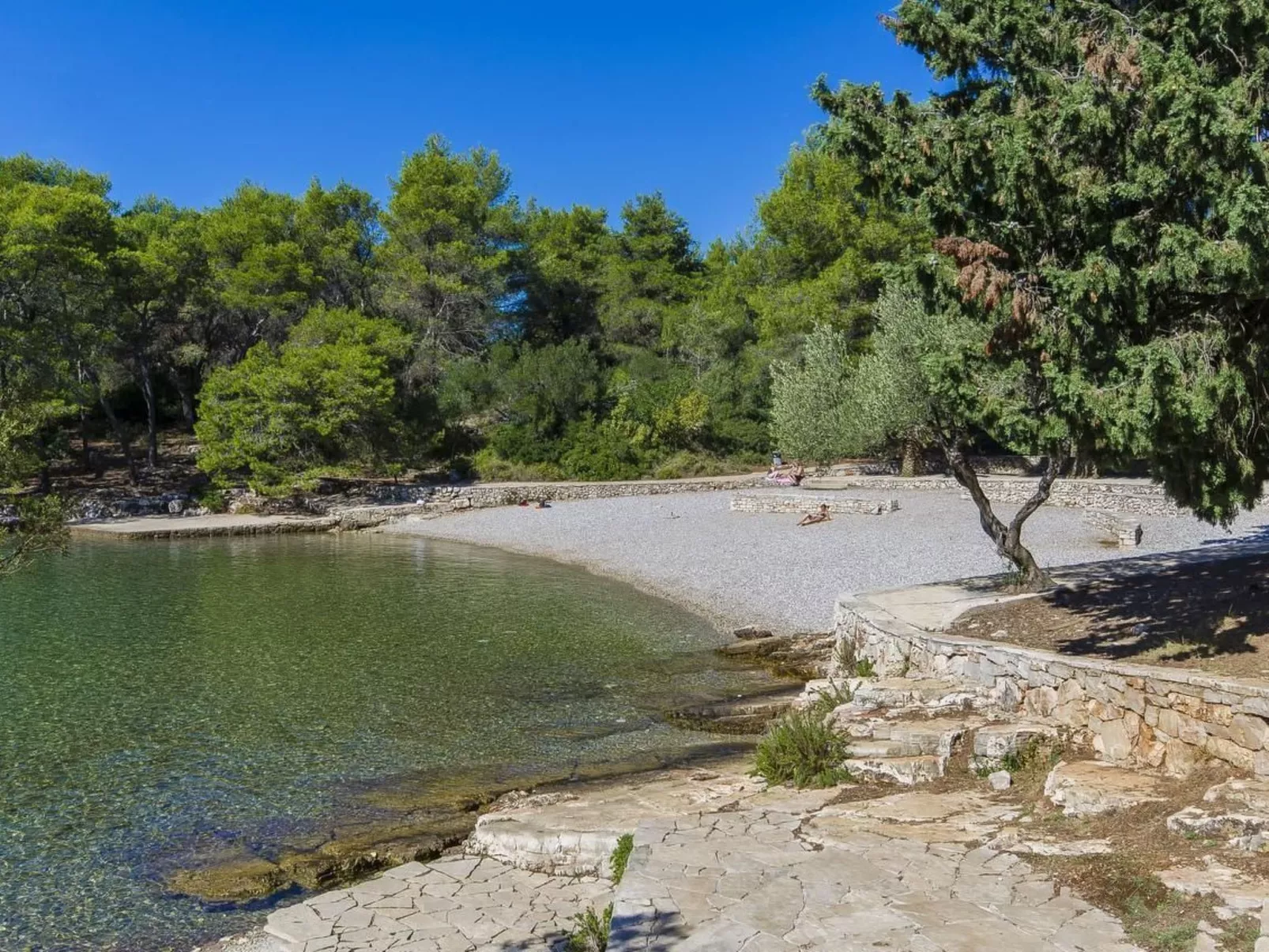 Tihana mit mediterranem Garten-Outside