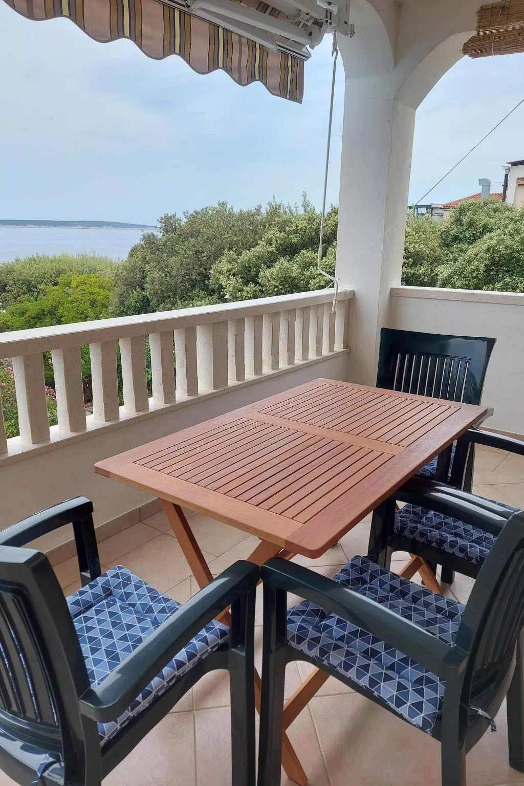 "Mia" mit Blick auf das Wasser-Image-tags.info