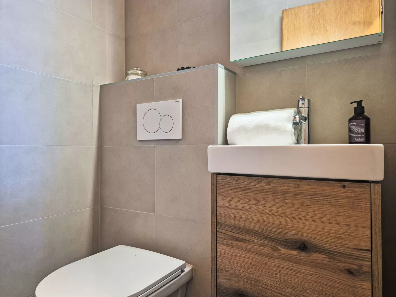 Les Genets 167D-Inside