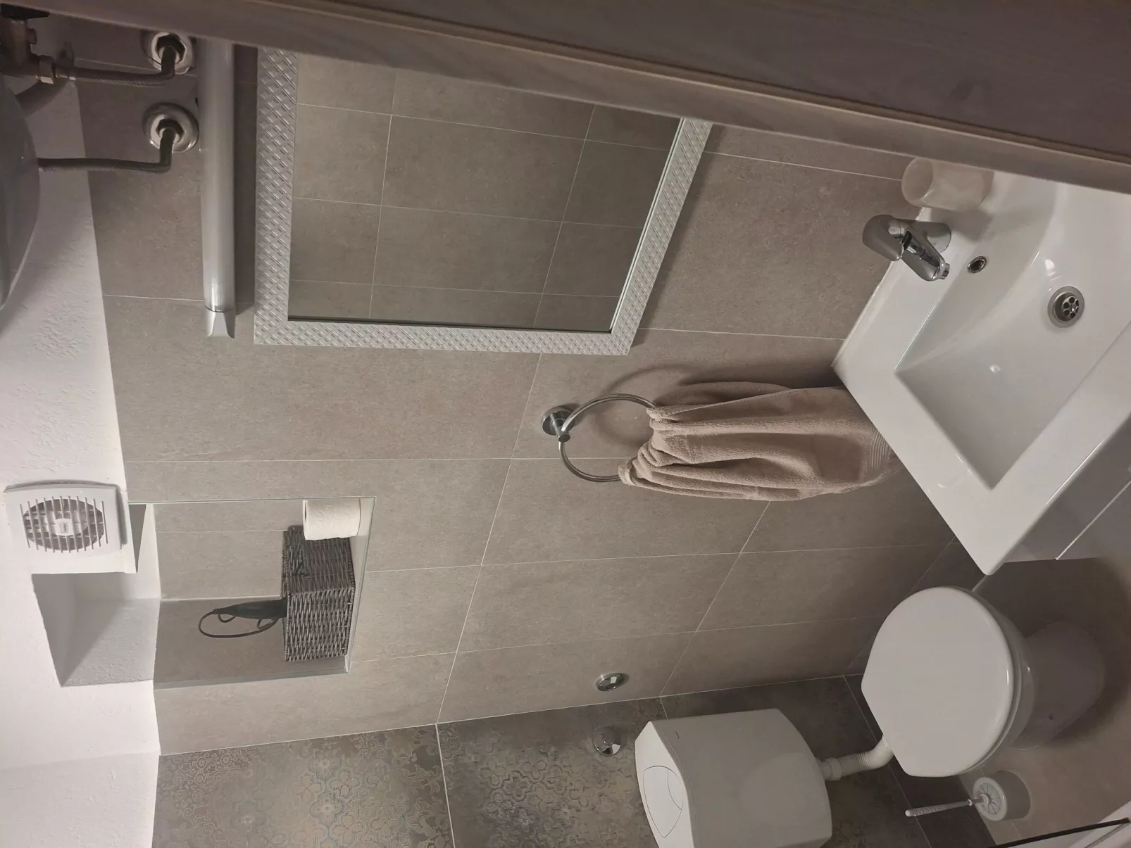 Mit Blick auf das Wasser-Drinnen