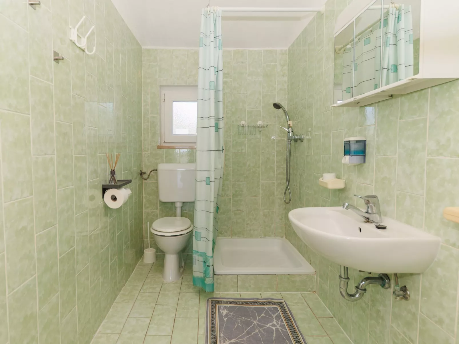 "Zara" mit Blick auf das Wasser-Dedans