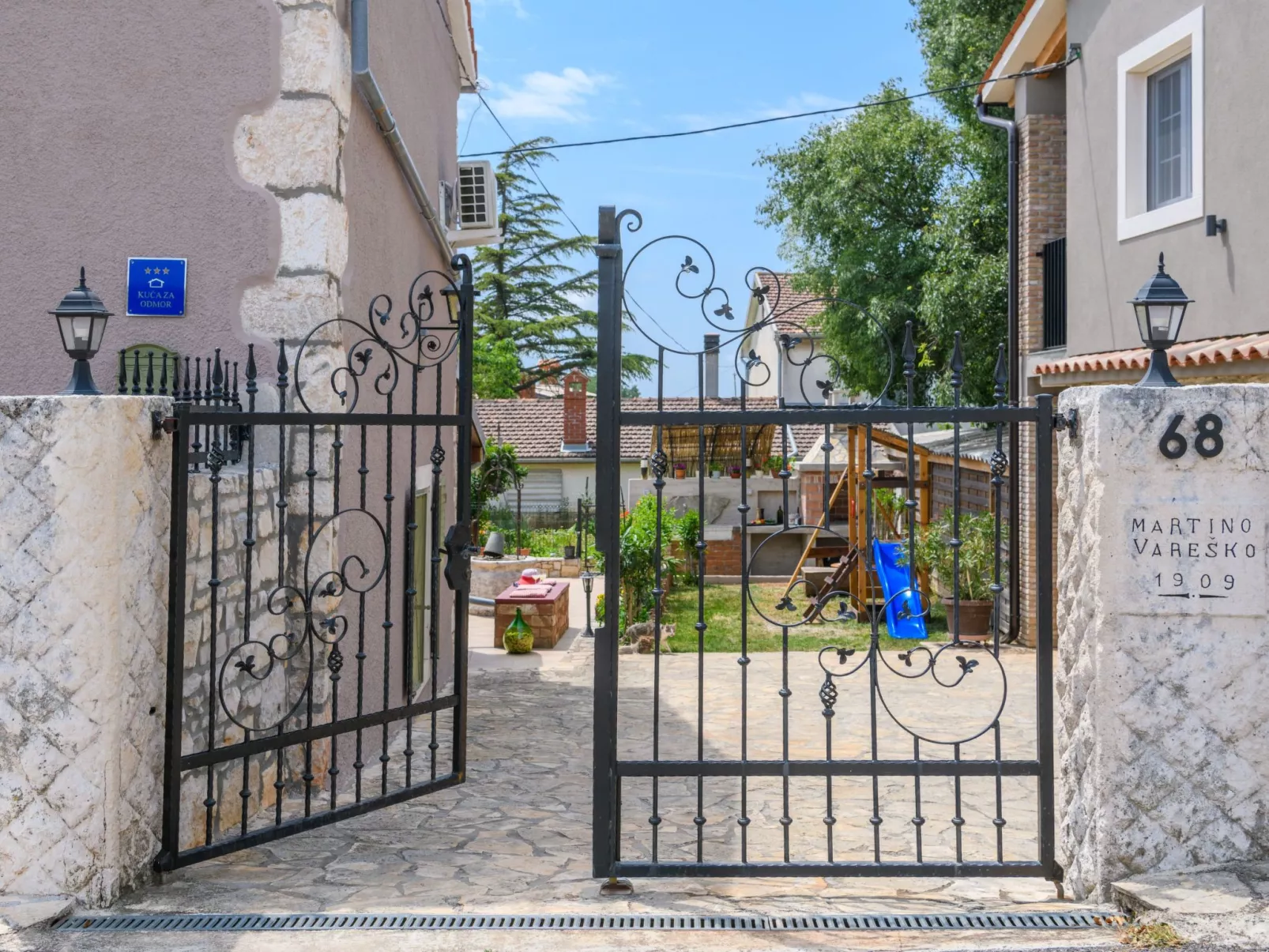 Mit Garten, Terrasse und Grill-Outside