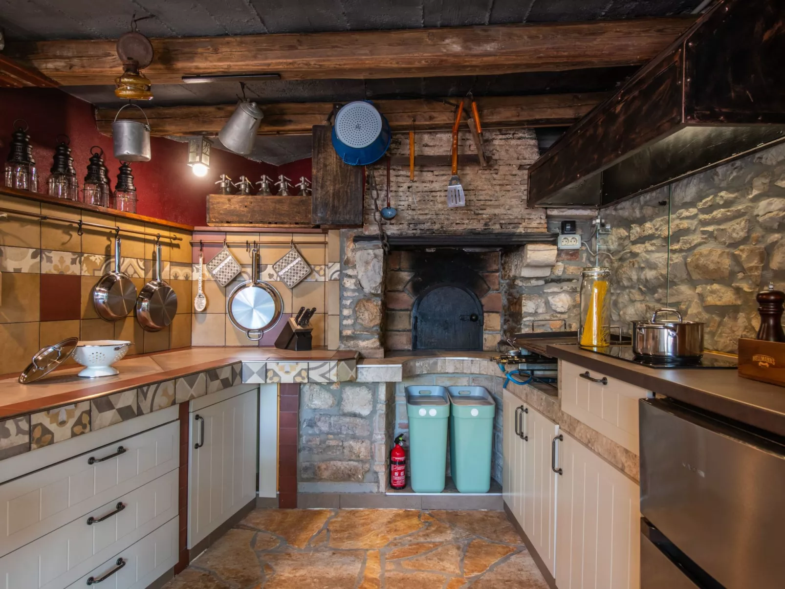 Rustic cozy house Pupy mit private pool und kino-Drinnen