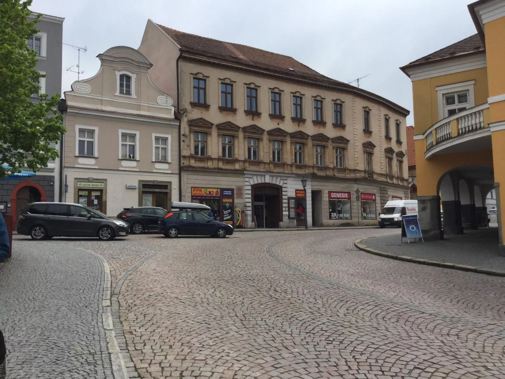 Wohnung auf einem eingezäunten Grundstück-Draußen